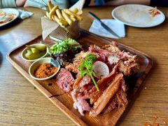 德国风味慢烤脆皮猪肘-MARU玛露音乐餐厅(大学路店)