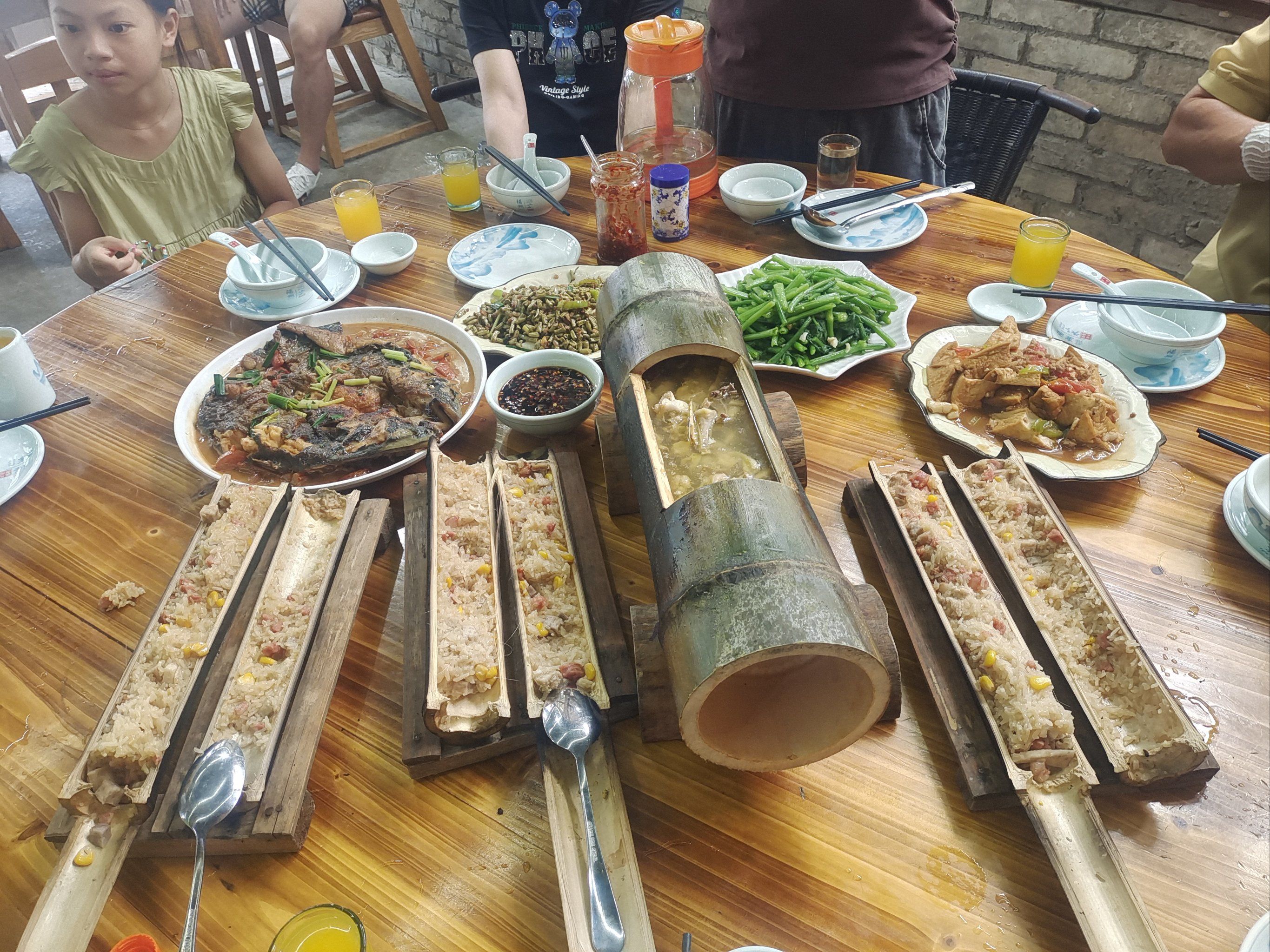 店内主打柴火鼎锅饭,米饭粒粒饱满,香气四