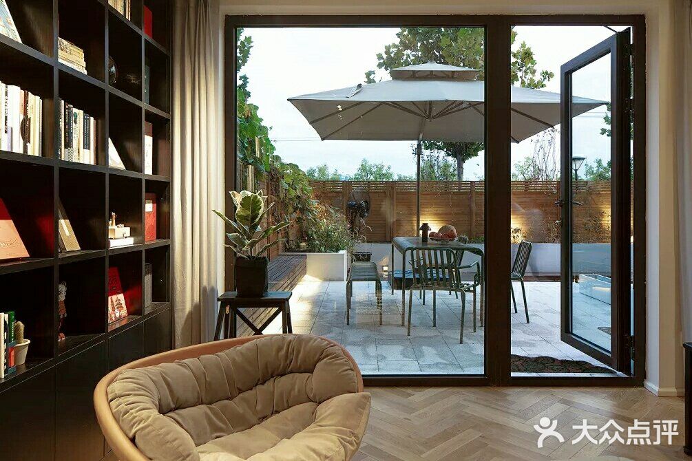 在庭院里摆放上餐桌椅，种上一些植物