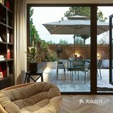 在庭院里摆放上餐桌椅，种上一些植物