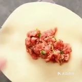 这时候把饺子皮铺在茶杯的上面,然后饺子馅放在里面