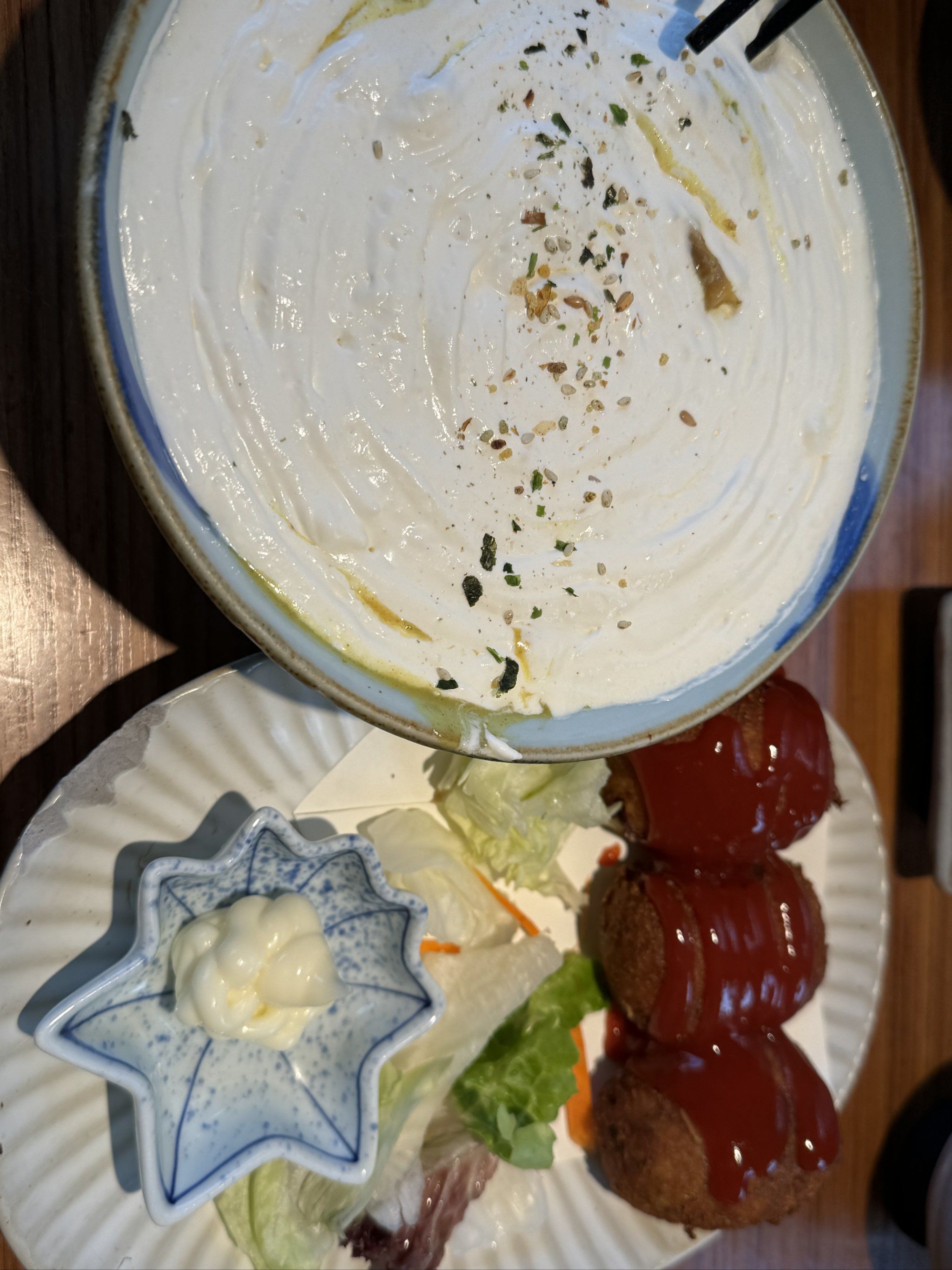 美味的奶油乌冬面!烤串好好吃!蔬菜沙拉也很美味