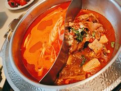 日光番茄牛骨鸳鸯锅底-左庭右院鲜牛肉火锅(浦江欢乐颂店)