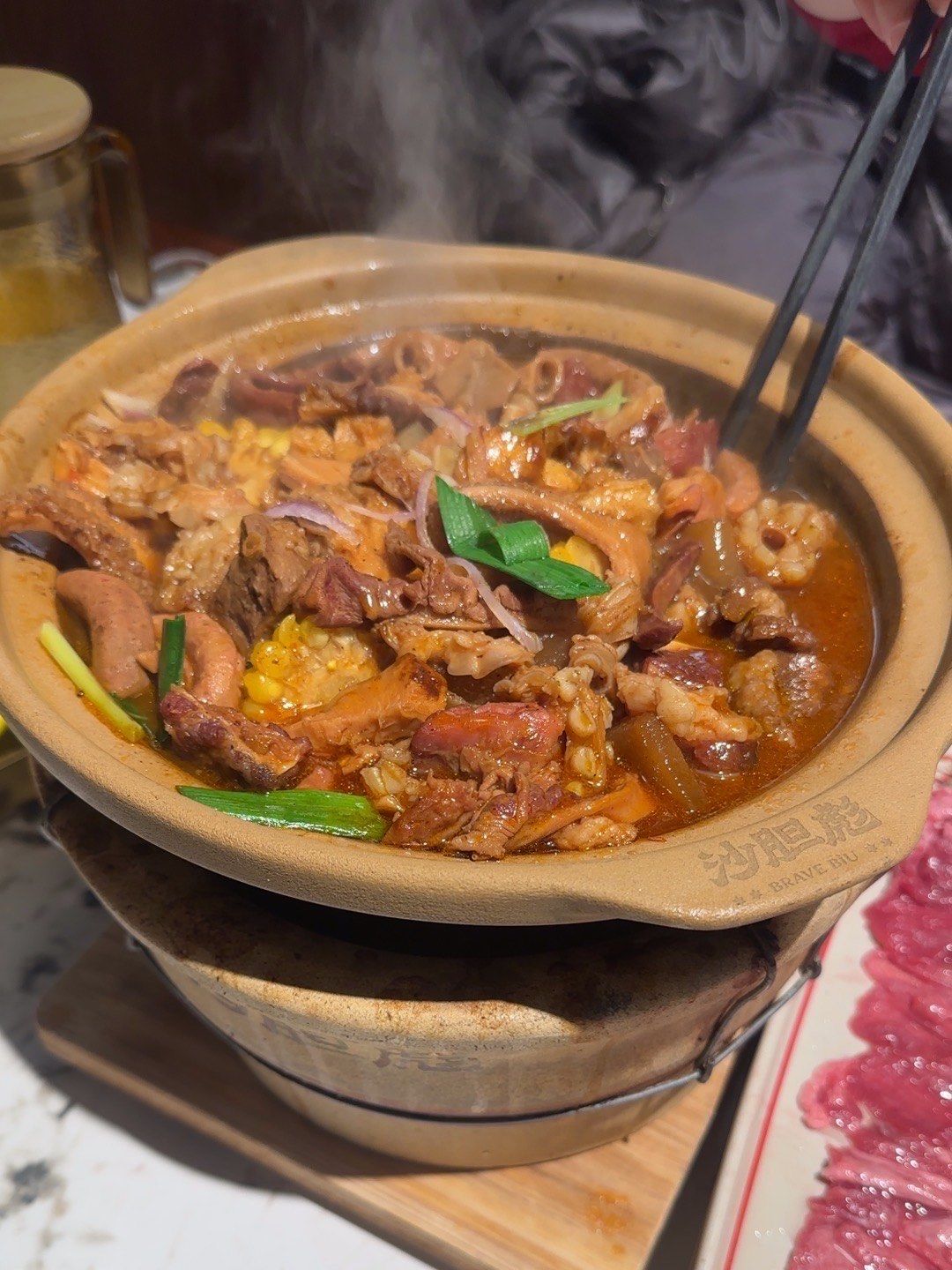 牛腩牛杂煲的配料也很丰富,有脆紫菜,广式