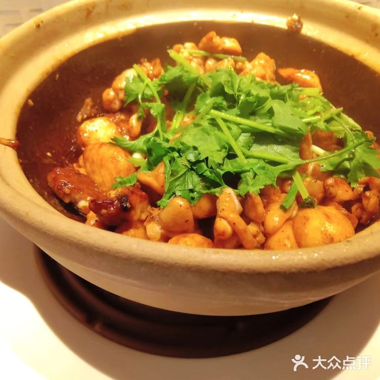 一进店立马就有服务员来接待，落座之后介绍点餐程序
