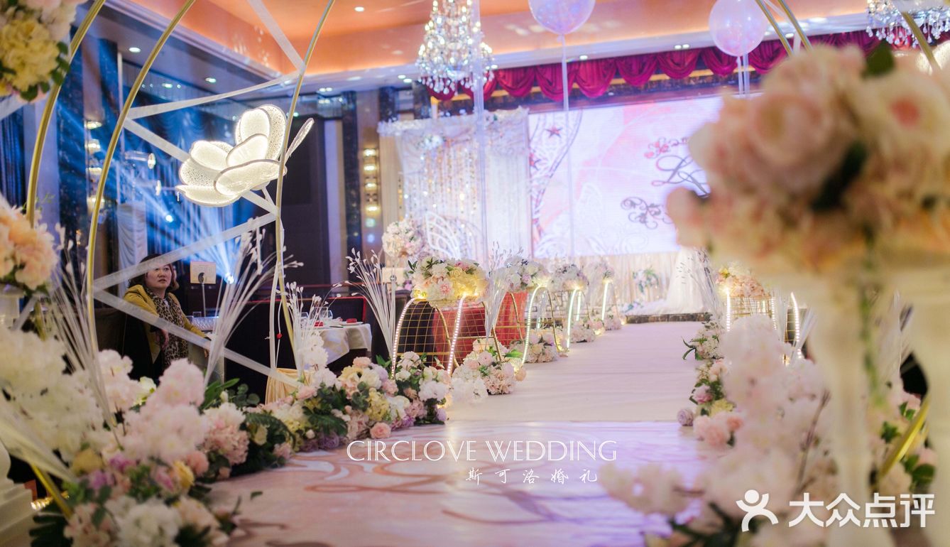 星与月，你与我，都被匿藏在这片温柔的香槟色中。