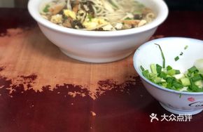 Old Pickled Vegetable Noodles with Shredded Pork and Egg