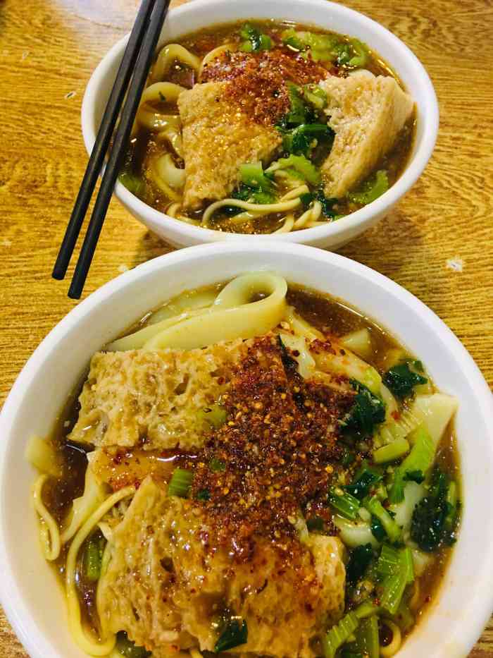 三号黄面-"在学校旁边,中午客流量非常大,标称百年老.