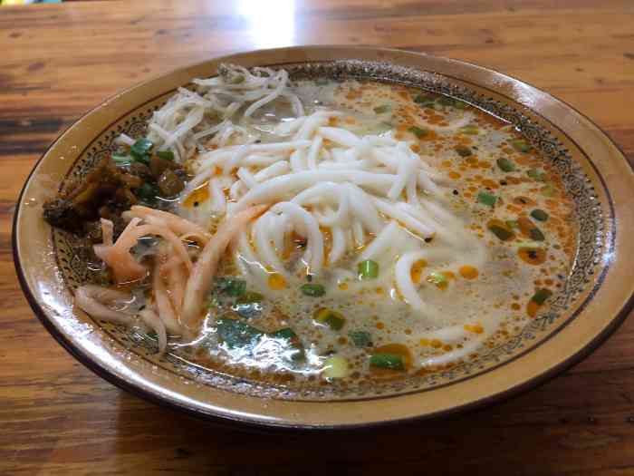 开远小卷粉-"这家店在鑫都韵城里面,8号楼一楼入口的地.