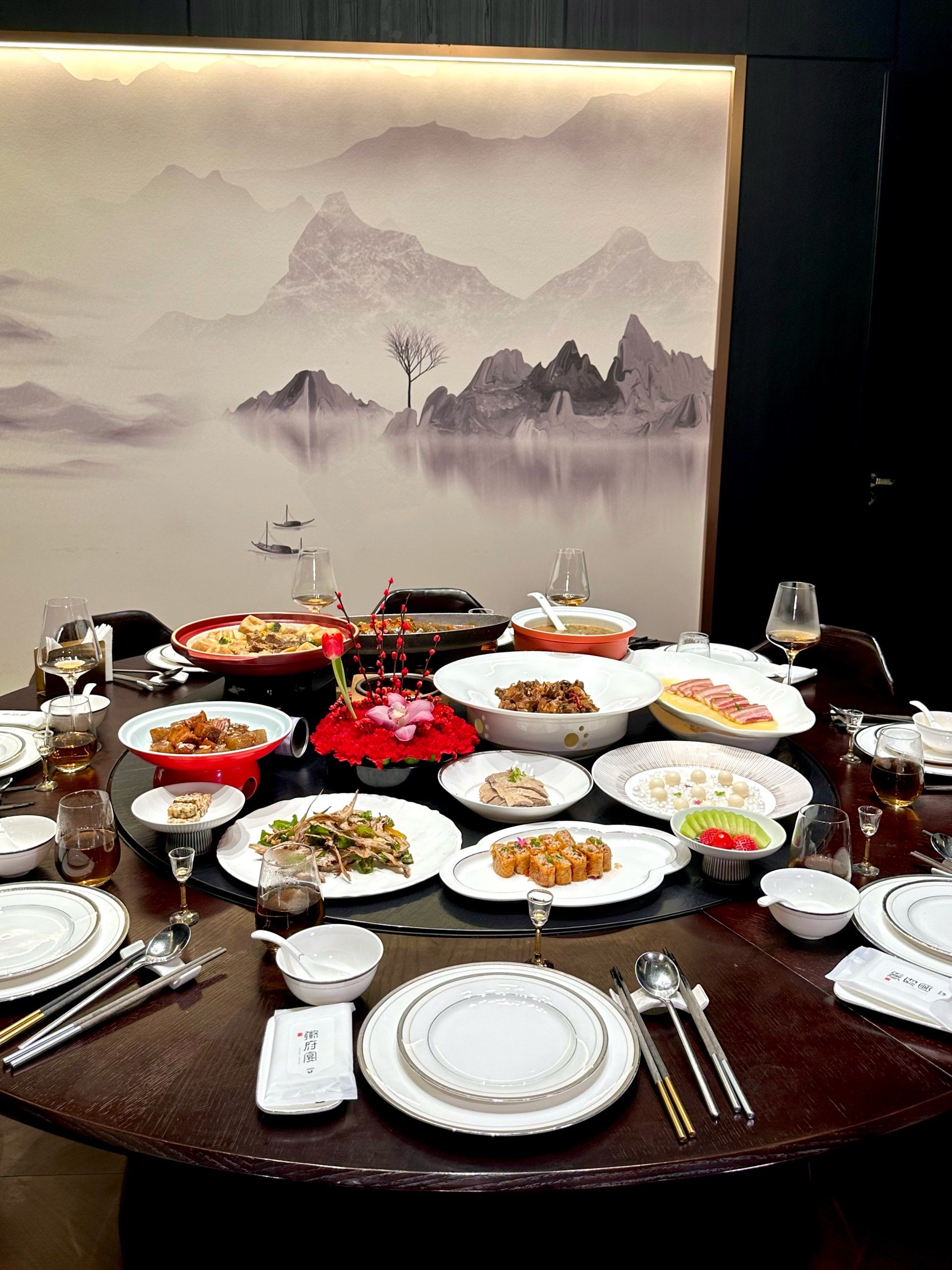 n
一推开门小青瓦覆盖的屋顶⛩️古朴装饰
把徽州特色的