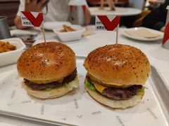 鲜切黑钻凤梨芝士牛堡-必胜客(张家港购物公园店)