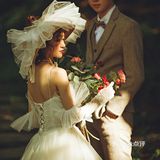 今天和大家分享一组轻复古森系婚纱客片作品