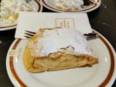 苹果卷-Cafe Sacher(WIEN)