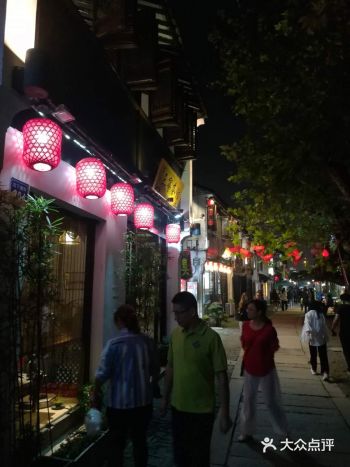 很是好看。遗憾的是没有什么当地特色小吃!