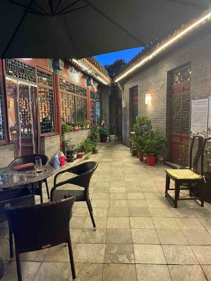 "  厉家菜有几家店,北京三家,上海一家,台北一家,但是只有这家是