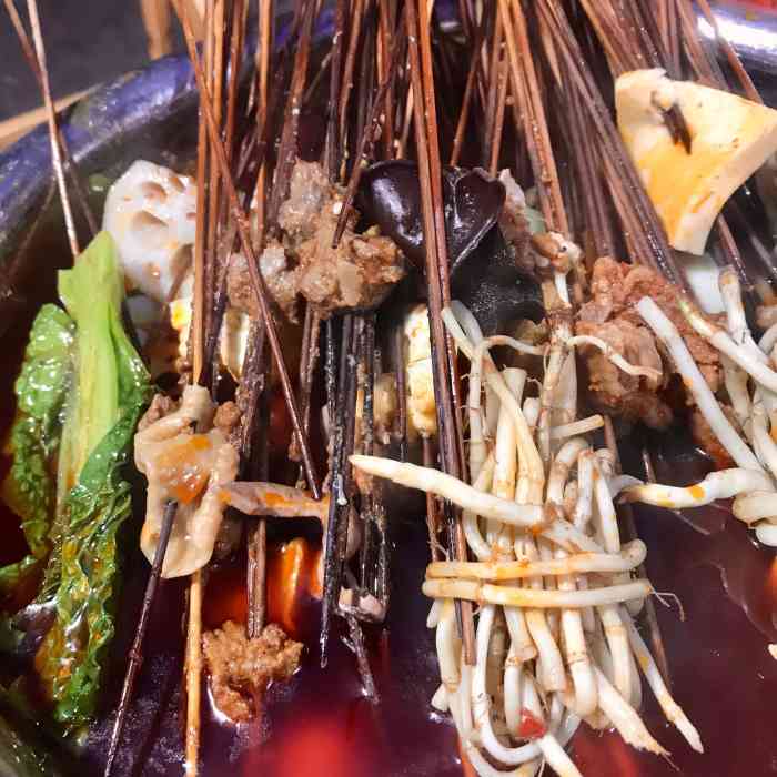 地址跟着导航找会有一个小门上面写着老瓦房串串香进去后才是真正的