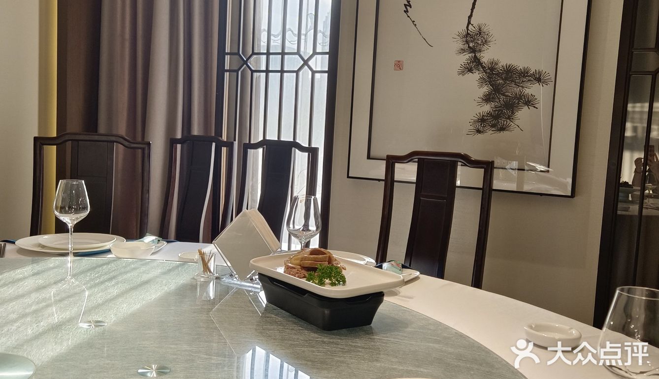 我们六个人吃饭花了一千多一点