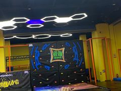 -爱蹦iBOON蹦床运动馆(江汉店)
