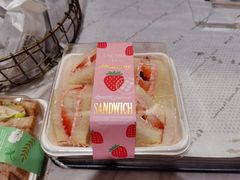 奶油草莓三明治-罗森尼娜(德思勤店)