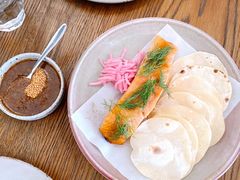 烟熏三文鱼配烤饺子皮和芥末籽酱-BOR Eatery(安福路店)