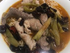 特色酸菜肉片米线-巴鑫田姐米线(巴南万达店)