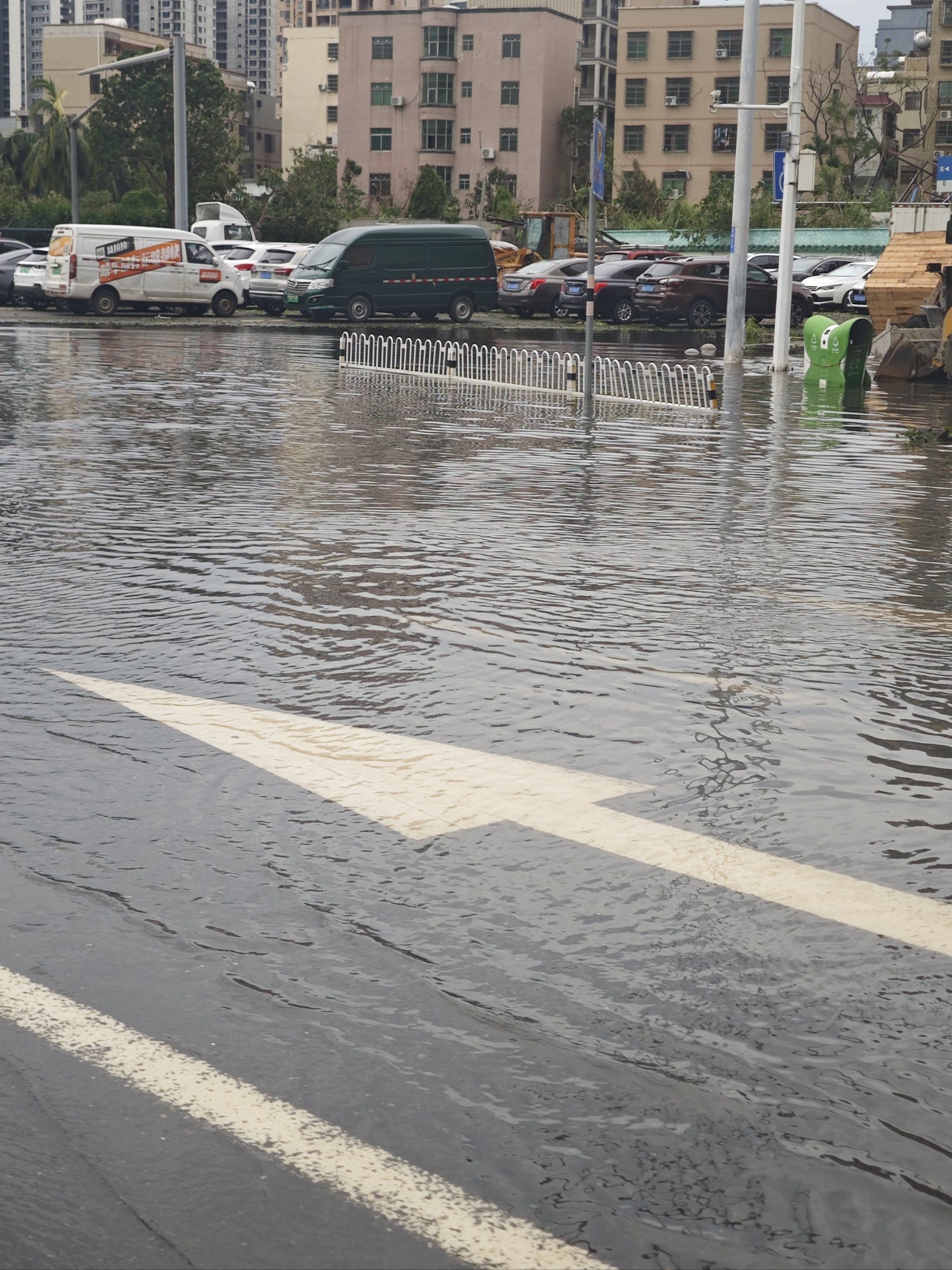 小心!雨天湿滑路面