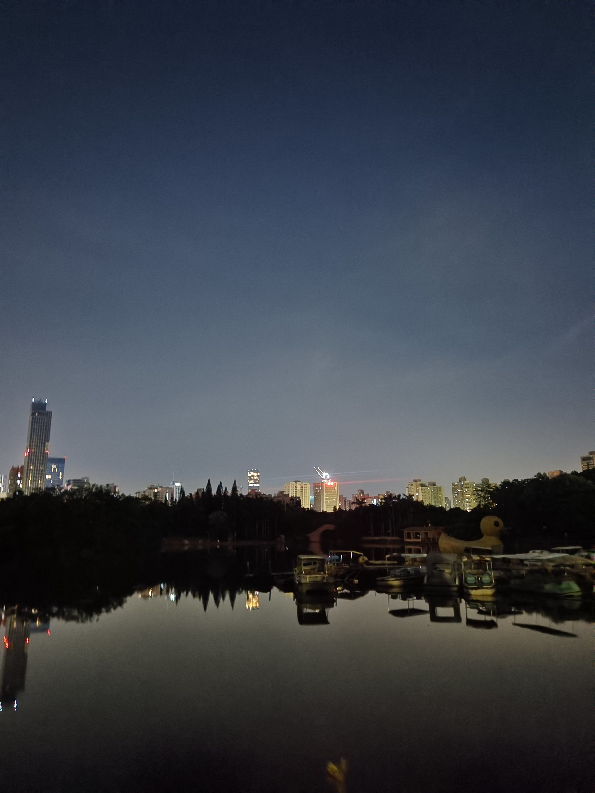 n
[耶]$(荔枝公园夜景)一半是烟火夜晚的荔枝公园