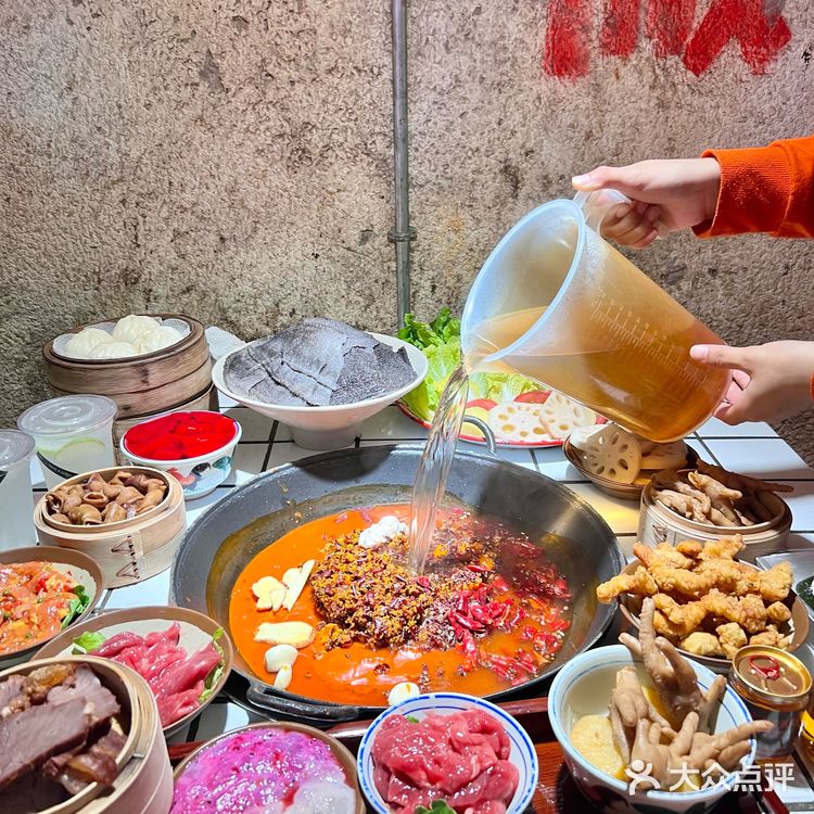 重庆旅游三连，洪崖洞、十八梯、吃防空洞火锅！