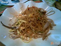 黑椒鲜鱿炒米粉-绿茵阁牛扒餐厅(客村店)
