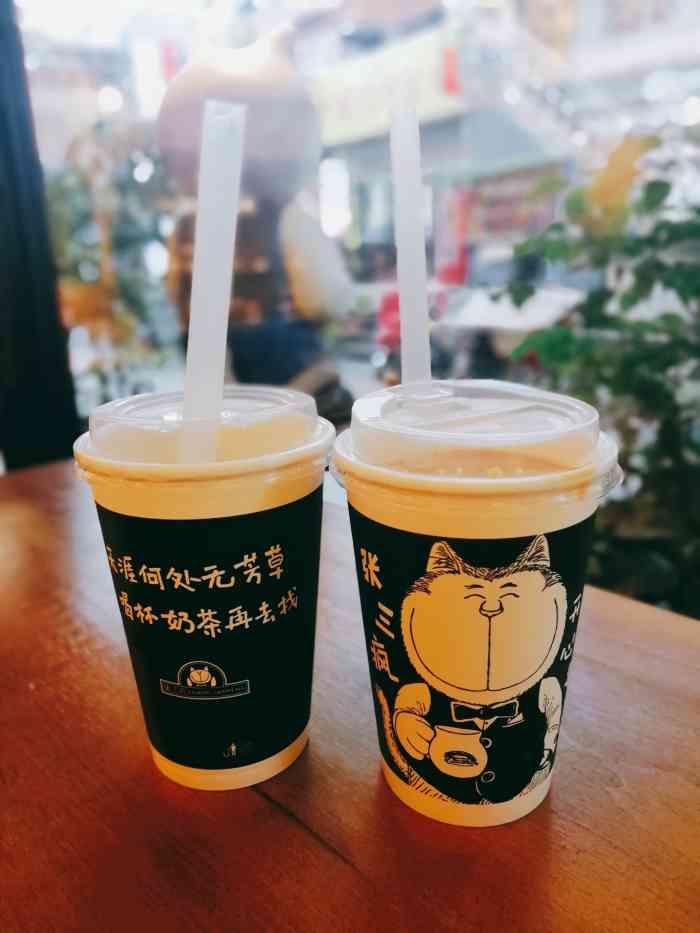 张三疯猫式奶茶&杂货铺-"店铺很好找,就在沿街店面,肯德基旁边那条.