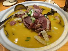 -帅巴人舅母子腊蹄民俗村