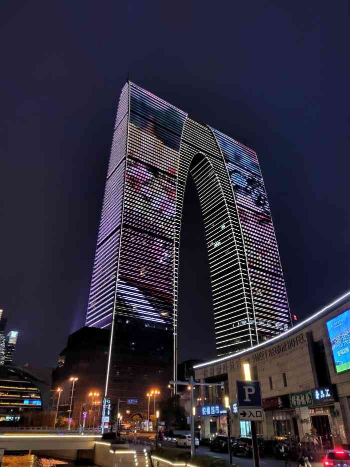 苏州中心商场-"俗称大裤衩,人气高,都成了苏州的新地标了.