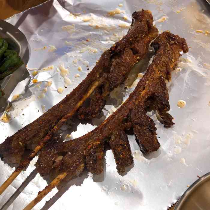 高筑城羊肉串61现串现烤(上社店"肉直接摆在店门口 一堆人坐在