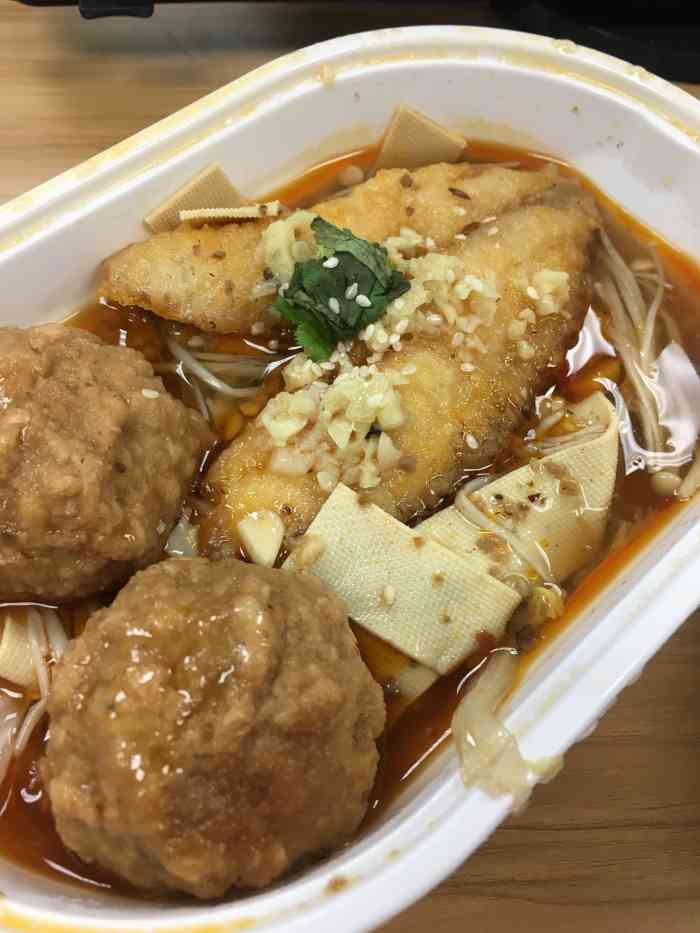 这家店位于联盛广场的2楼,在七欣天隔壁.没想到烤鱼饭也能做成外卖.