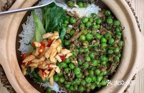 Sour Cabbage and Pork with Sweet Peas Clay Pot Rice