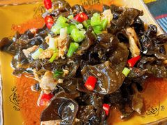 木耳炒藏香猪肉-燃木齐藏餐厅(八宿店)