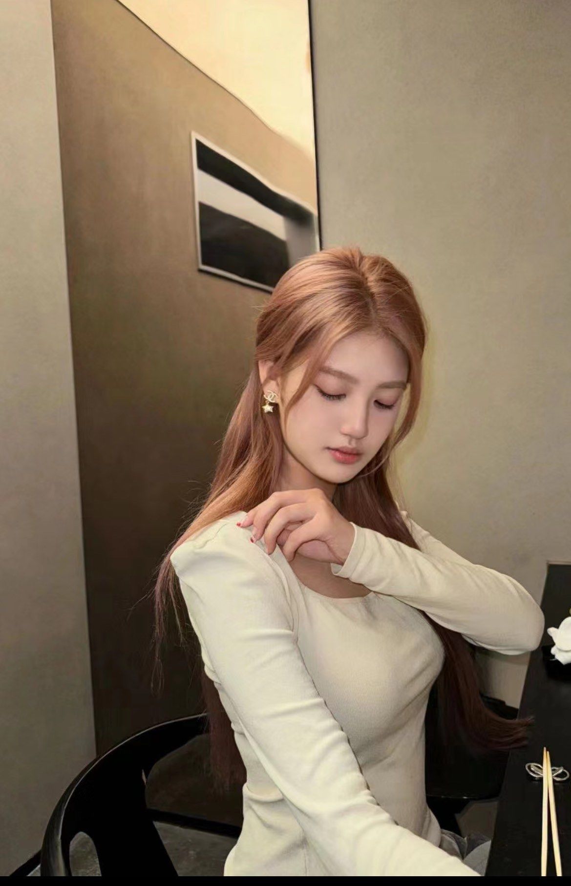 这种发色在棕色系的基础上可能融合
了
一些其他的色彩元素,呈现