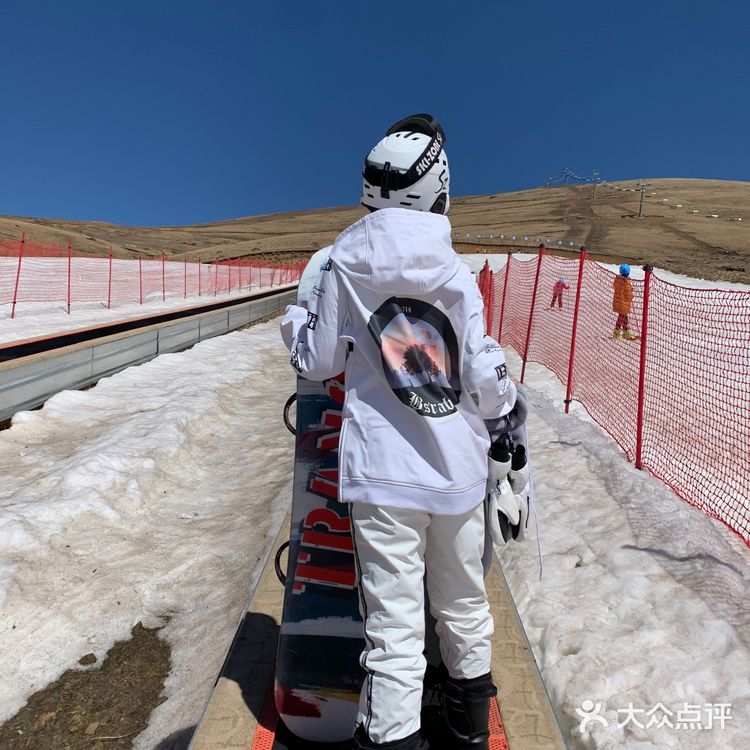 云南人的雪世界/会泽大海草山滑雪场