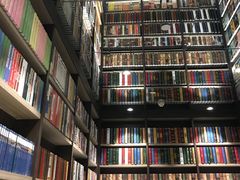 -钟书阁(群光广场店)