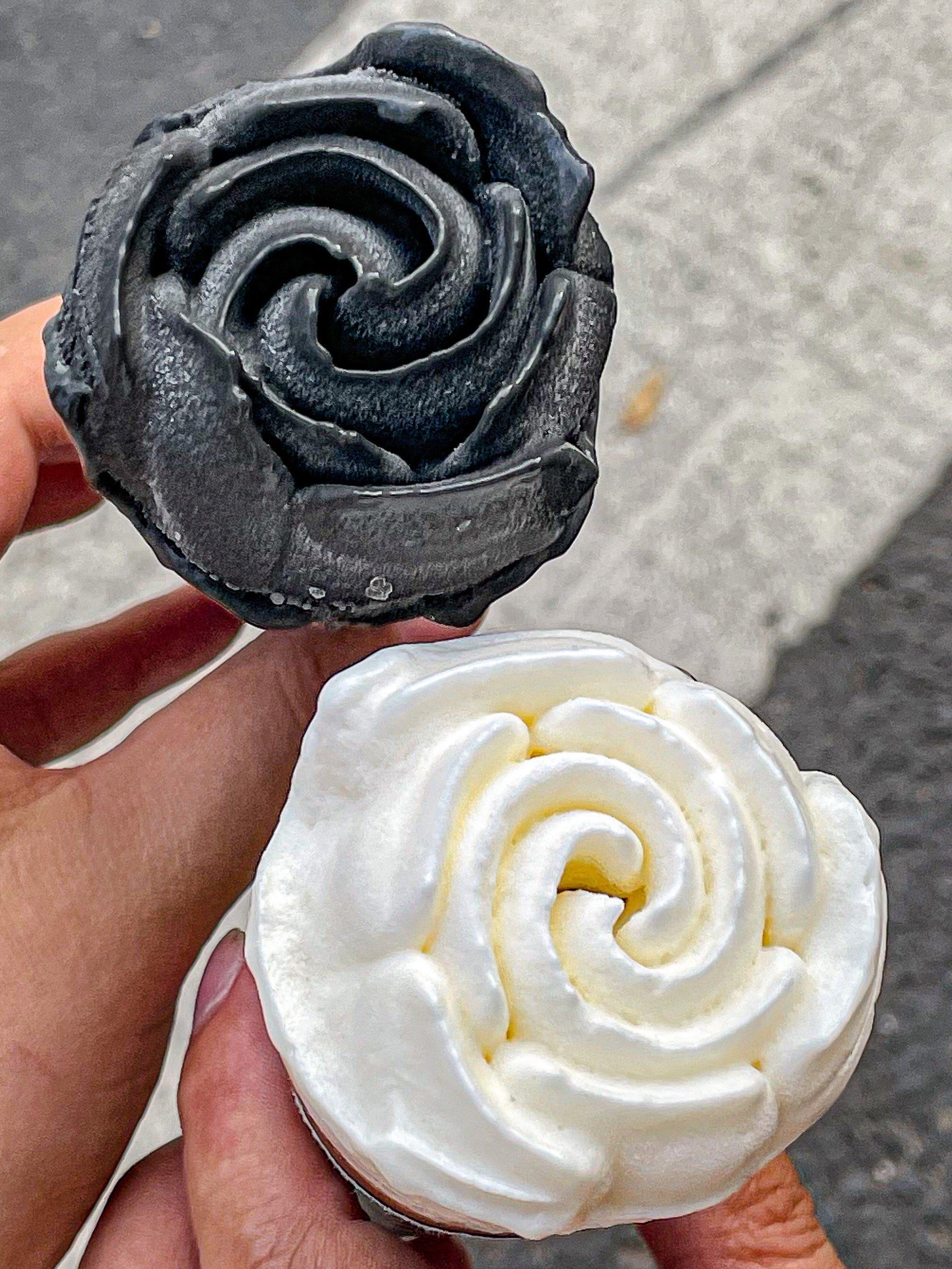 颜值太好看啦～
黑玫瑰,白玫瑰,黄玫瑰,绿玫瑰～
手捧一把玫瑰