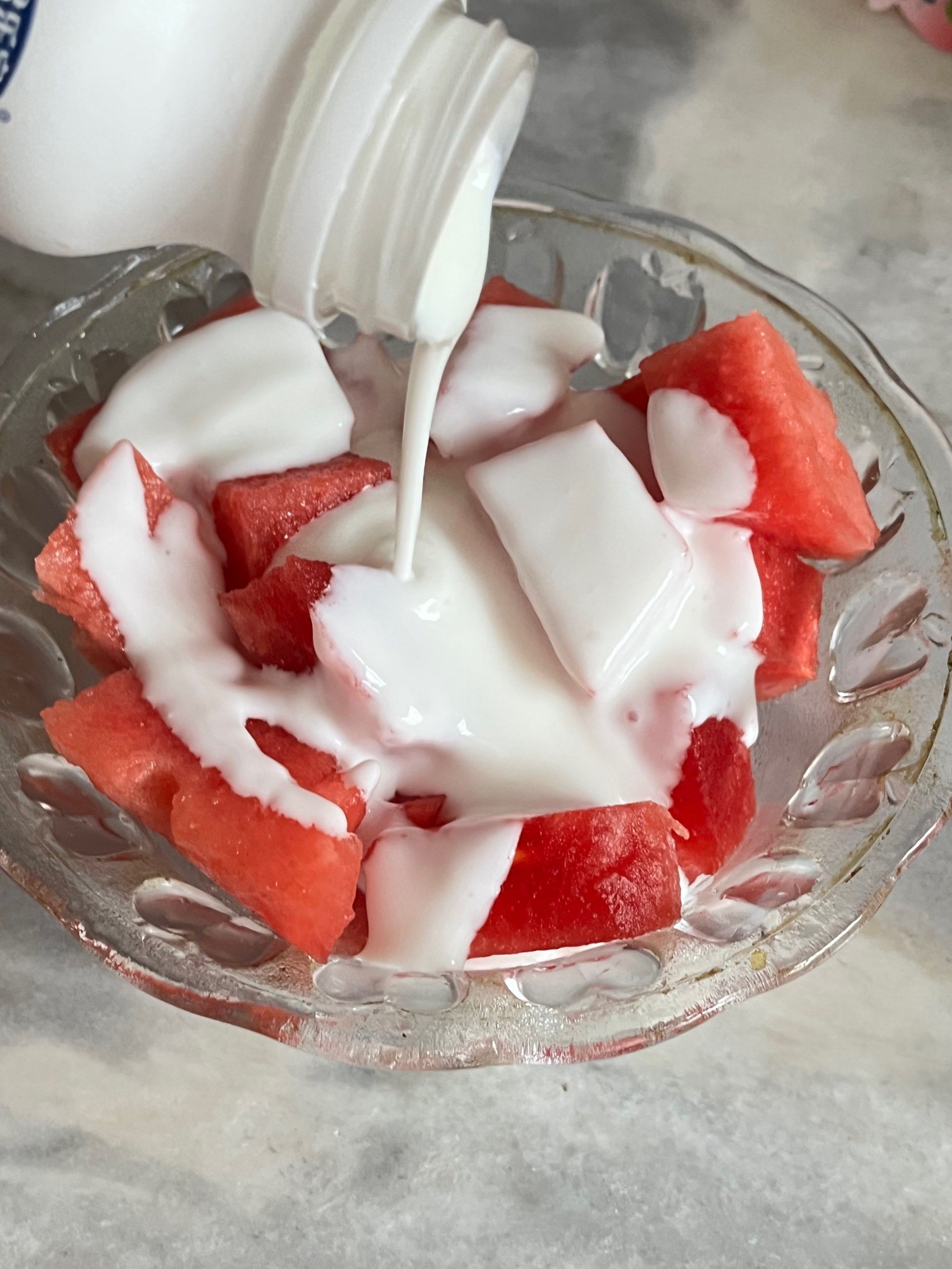 夏日炎炎 有你超甜
西安新吃法get✓
冰镇西瓜切块➕简醇酸奶