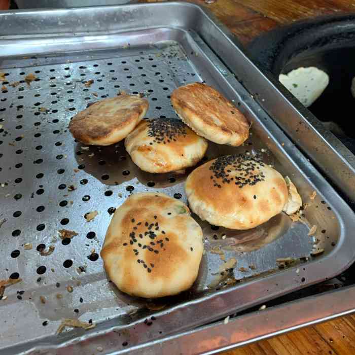 神仙居烧饼(兴华路店)-"路过看到人多 上前凑凑 闻起来很香看起来.