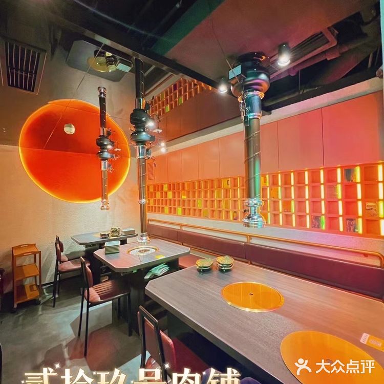 入秋的季节🍂来亮马河旁跟好朋友吃顿小火锅🍲[吐]