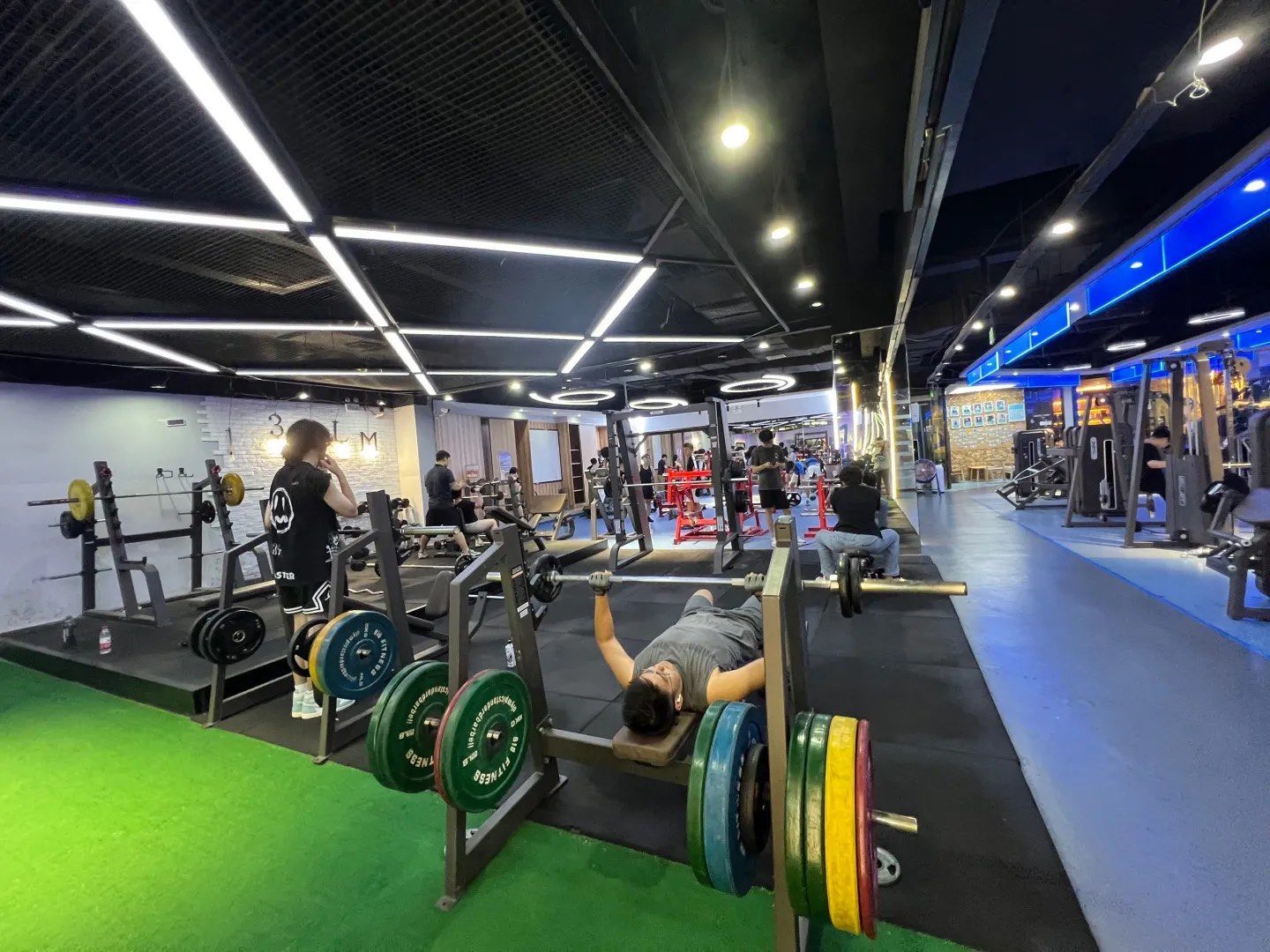 大学生特种兵打造的健身卷房