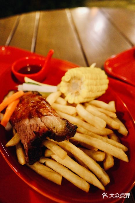 Tangled Tree Tavern 老藤树食栈烤牛肉配玉米和薯条图片