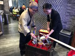 -沪小二炭火蛙锅(淮海中路美食不夜城店)