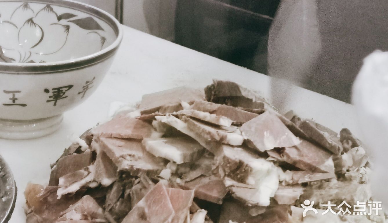 清早就顾客爆满的饸饹和水盆羊肉馆
