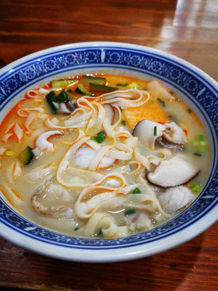 打分 财鱼面好吃,糖蒜,泡萝卜,泡黄瓜也超级好吃!