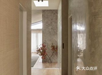 空间强调自然和极简主义,设计师使用自然材料和温暖柔和