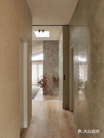 空间强调自然和极简主义，设计师使用自然材料和温暖柔和